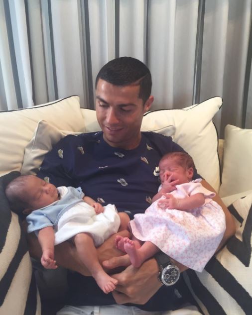 CR7 cùng gia đình chào đón 2 thành viên mới