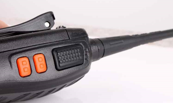 Motorola MT 918 cũng tích hợp chức năng báo hiệu pin yếu thông qua đèn LED 3 màu.