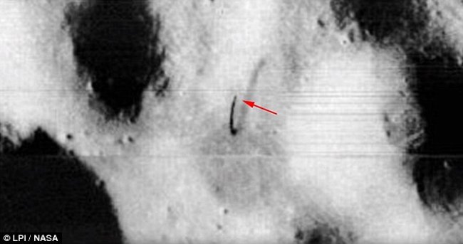Theo Mark Sawalha, “ăng-ten ngoài hành tinh” có thể được đặt trên nóc của một căn cứ vô tuyến nào đó trên Mặt Trăng.