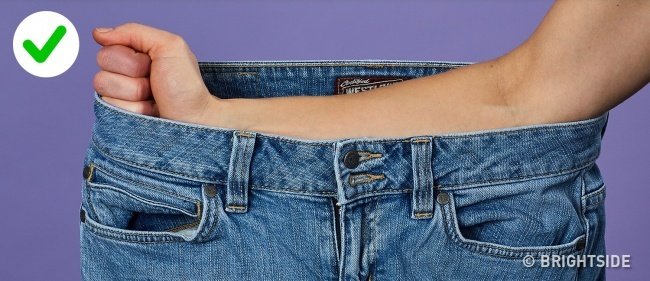 Để biết kích cỡ quần jeans mà không cần phải mặc thử, bạn hãy dùng cánh tay để đo chiều rộng của chúng.