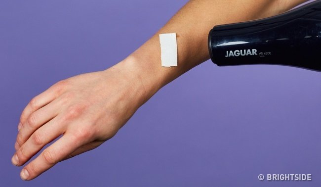 Sử dụng máy sấy tóc để tách lớp băng keo cá nhân mà không để lại dấu vết trên da