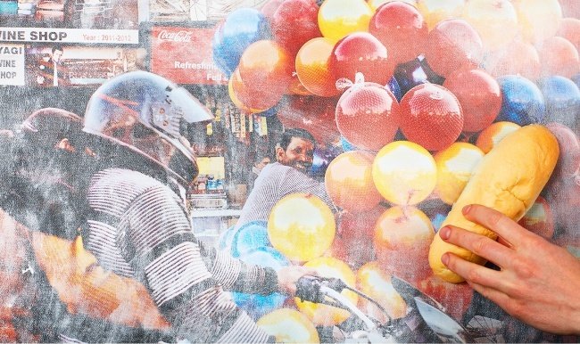 sử dụng bánh mì để loại bỏ bụi bẩn trên bức tranh