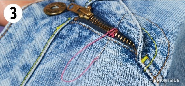 Cắt một ít mảnh dây kéo ở gần với đáy, đặt khóa lên phần bị lỗi và dùng kim chỉ may lại