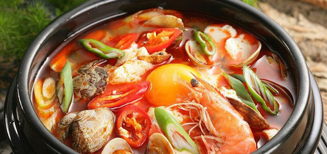 Khi ăn thực phẩm nóng như lẩu có thêm vị cay của ớt hoặc sa tế thì cơ thể sẽ sản sinh ra nhiều dopamine 