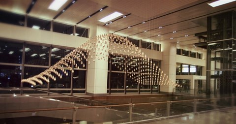 Nín thở ngắm nhìn Kinetic Rain, tác phẩm điêu khắc động có 1-0-2 tại sân bay của Singapore
