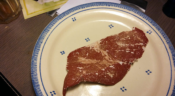 Miếng giấy ráp này trông giống miếng thịt bò quá nhỉ!