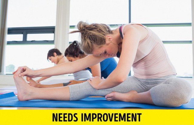 Cúi gập người xuống 