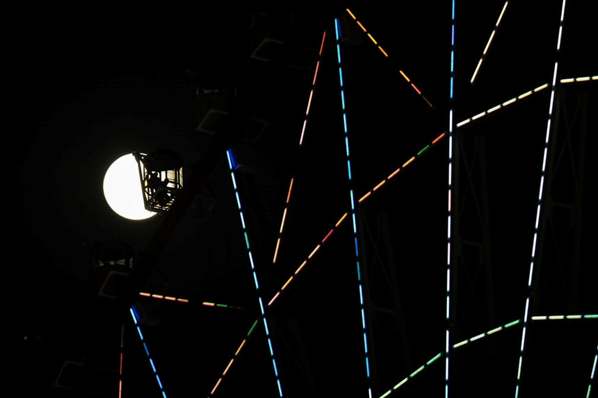 Mặt Trăng rực rỡ tại một công viên giải trí ở Tokyo 