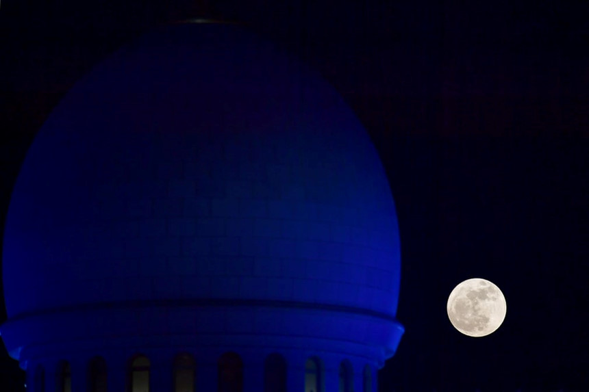 Mặt Trăng “đọ dáng” cùng nhà thờ Hồi giáo Sheikh Zayed ở Abu Dhabi 