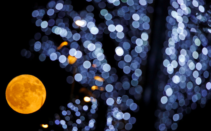 Mặt Trăng "đọ sáng" cùng ánh đèn lấp lánh chuẩn bị Giáng sinh ở Pháp 