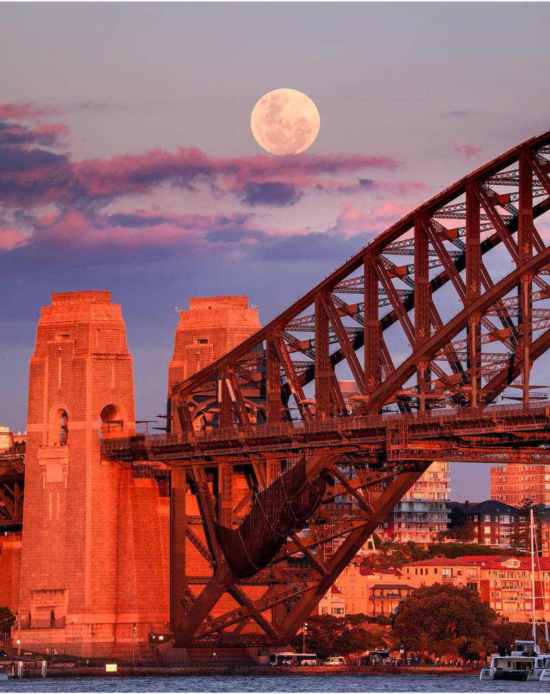 Siêu mặt Trăng trên cầu Harbour Sydney 