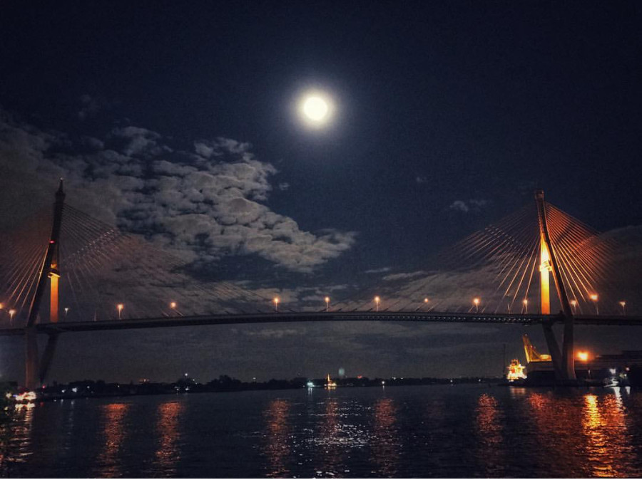 Mặt Trăng sáng rực trên cầu ở Thái Lan vào đêm ngày 3/12 