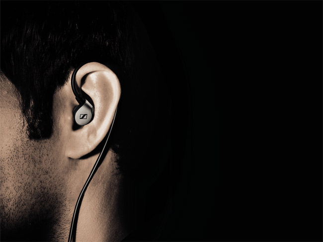 Cách đeo tai nghe sennheiser MM 80i nhìn rất vừa và kín cũng như thoải mái