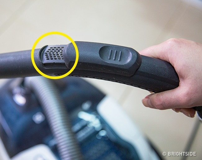 Các lỗ nhỏ trên tay cầm của máy hút bụi