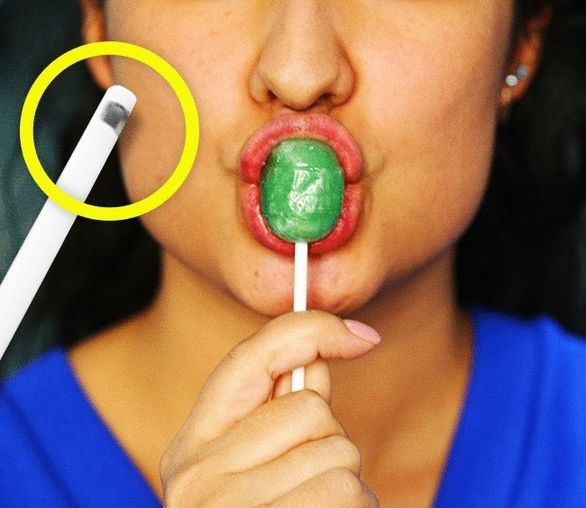 Lỗ nhỏ trên que kẹo Chupa Chups