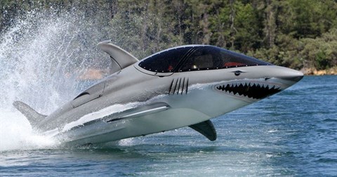 Há mồm nhìn mô tô nước kiêm tàu lặn biểu diễn xiếc như cá voi trên biển