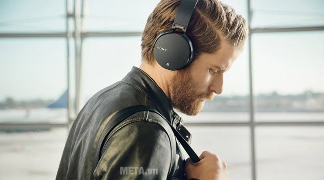 Sony XB950BT có hai lỗ thoát hơi giúp cho âm bass rõ ràng không chèn ép.