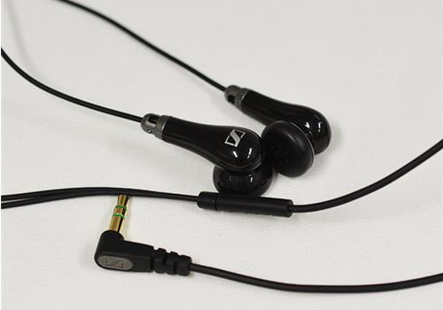 Bass của Sennheiser MX 475 không quá mạnh nhưng cũng đủ cho phiêu theo các điệu nhạc.