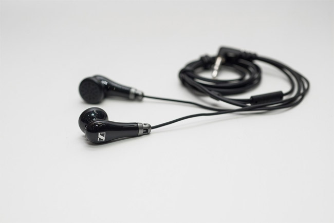 Sennheiser MX 475 có lớp vỏ ngoài sáng bóng và tinh tế của một chiếc tai nghe đẳng cấp.