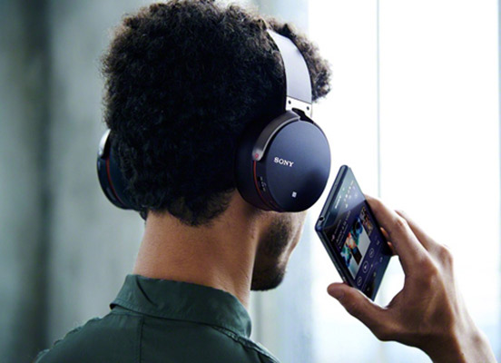 Sony XB950BT trang bị kết nối không giây bluetooth, NFC giúp bạn có thể dễ dàng kết nối với các thiết bị thông minh. 
