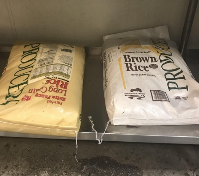 Gạo trắng được để trong túi màu nâu và gạo nâu được để trong túi màu trắng. Logic gì đây?