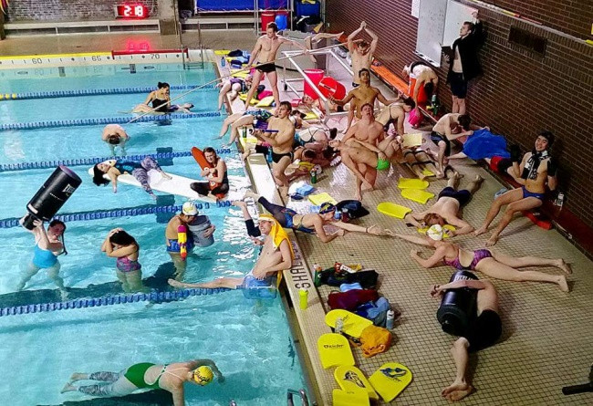 Mỗi lần chúng tôi chụp ảnh dưới bể bơi là thế này đây!