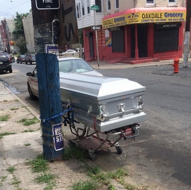 Khi bạn không thể tin được ai ở trong khu phố này...