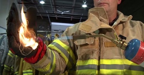 Găng tay bảo hộ siêu bền: đốt không cháy, dao cứa không đứt và chịu được va đập mạnh