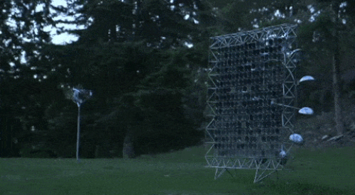 Nghệ nhân Anthony Howe đã có sự kết hơp hoàn hảo giữa cối xay gió và bức tường thủy tinh để tạo ra một tác phẩm tuyệt vời 