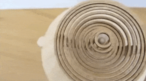 Tác phẩm mô phỏng chuyển động của giọt nước khi chạm xuống mặt hồ  