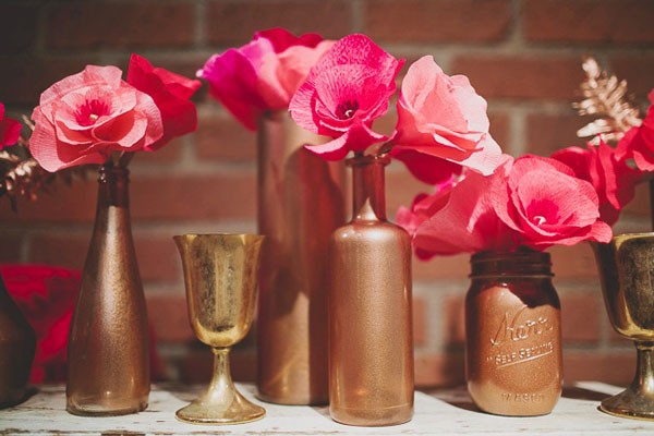 Trang trí bàn làm việc đón Noel bằng bông hoa lụa.