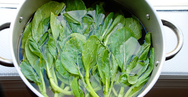 Chỉ nên ngâm rau, quả vào nước muối loãng trong 5 phút