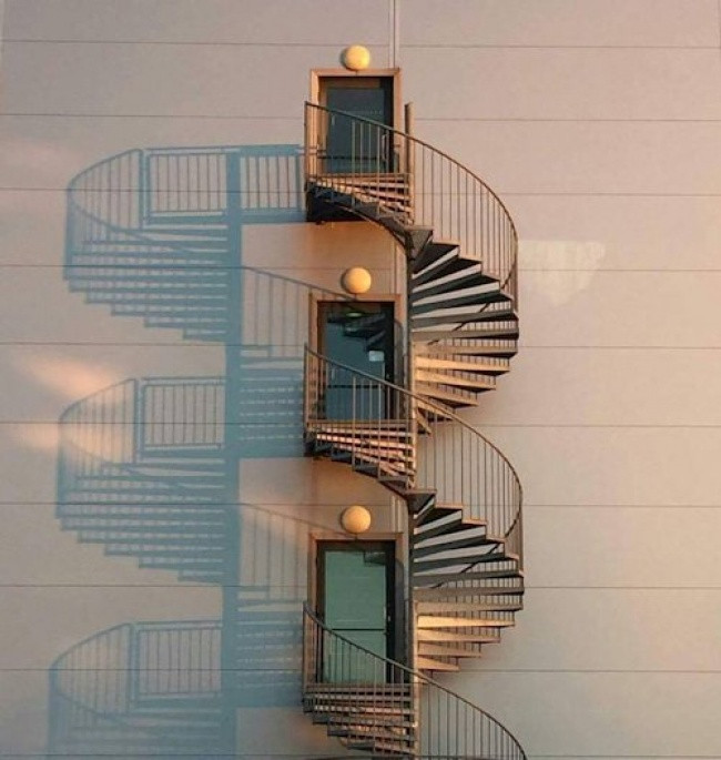 Bóng còn đẹp hơn cầu thang 