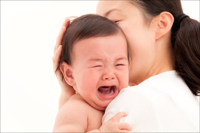 Dỗ trẻ khóc