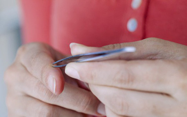 Lấy mảnh dằm ra khỏi tay