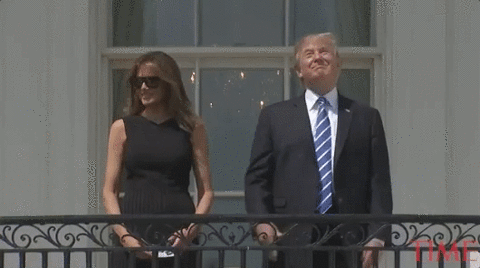 Đây là một khoảnh khắc đáng nhớ của Tổng thống Mỹ Donald Trump lúc đi quan sát nhật thực