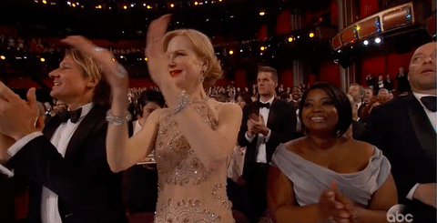 Nicole Kidman vỗ tay