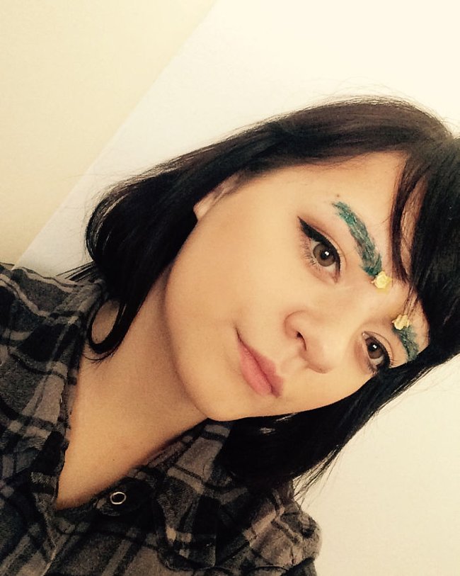 Biến chân mày thành cây thông Noel trong dịp Giáng sinh - Ảnh 9