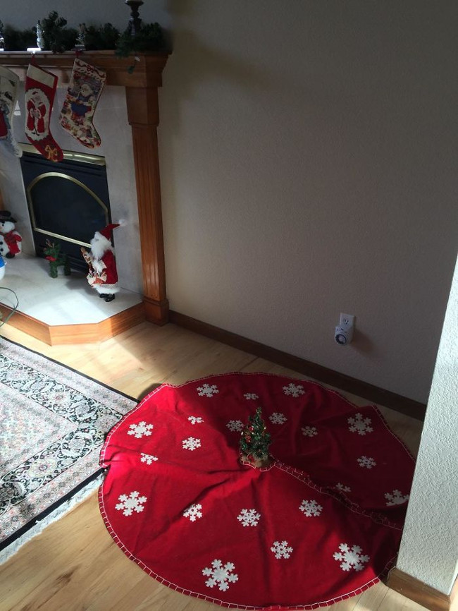 Vất vả quá! Thực sự đây là cây thông Noel nhỏ nhất mình từng thấy