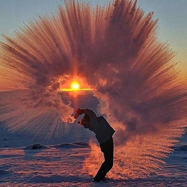 Nước sôi đóng băng ngay lập tức khi bị hắt ra noài trời giá rét tạo nên khung cảnh uyệt đẹp