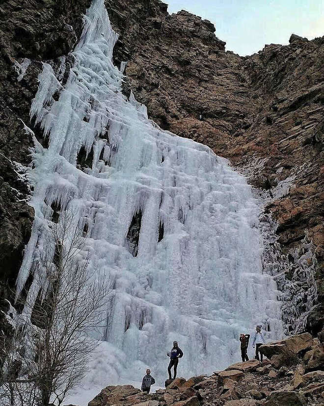 Thác nước đóng băng tuyệt đẹp như trong chuyện cổ tích