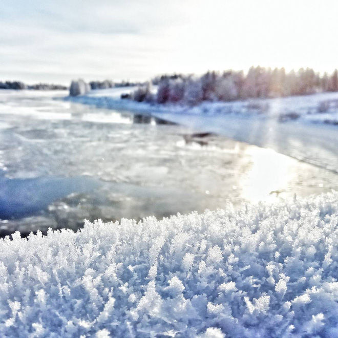 Dưới ánh nắng Mặt Trời, lớp băng đá trông thật lung linh