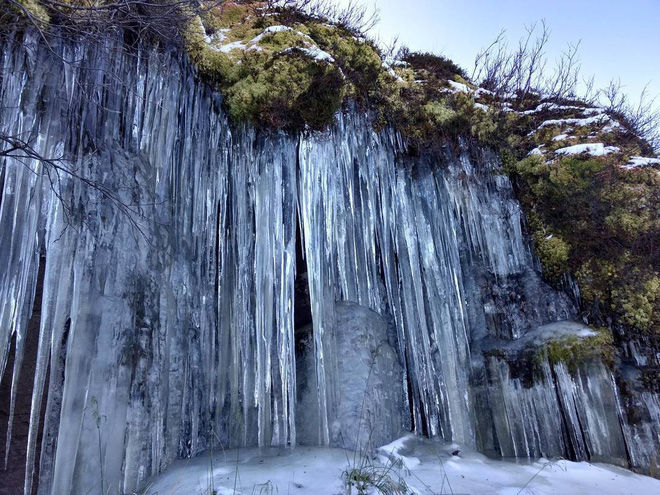Hàng trăm dải chông đá nhọn hoắt tạo nên bức tường kiên cố 