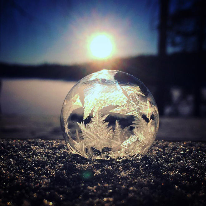 Ai có thể ngờ quả cầu thủy tinh lấp lánh này là bong bóng xà phòng bị đông lạnh 