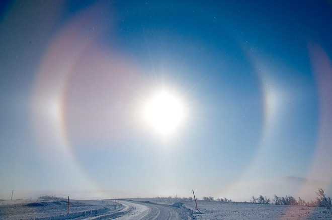 Một hiện tượng thiên nhiên kỳ thú được tạo ra khi ánh sáng mặt trời kết hợp với tinh thể nước đá trong không khí 