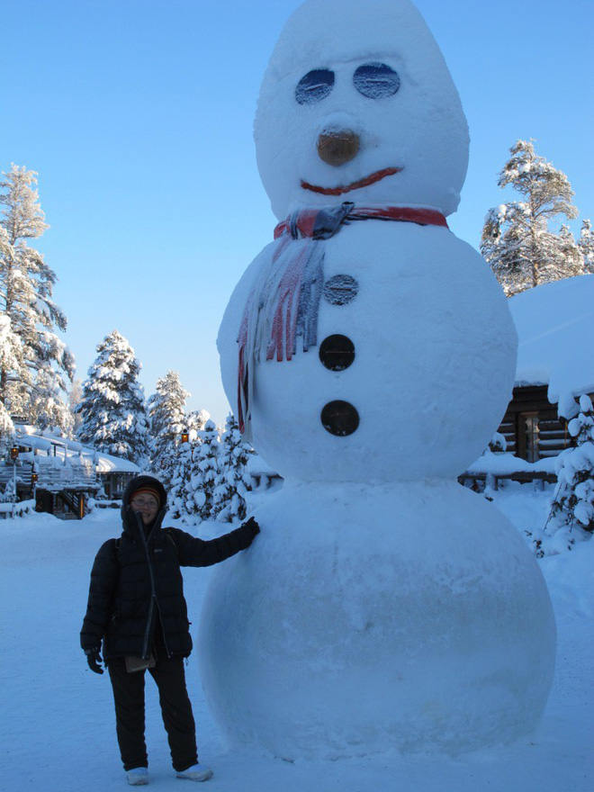 Người tuyết khổng lồ giữa tuyết trắng