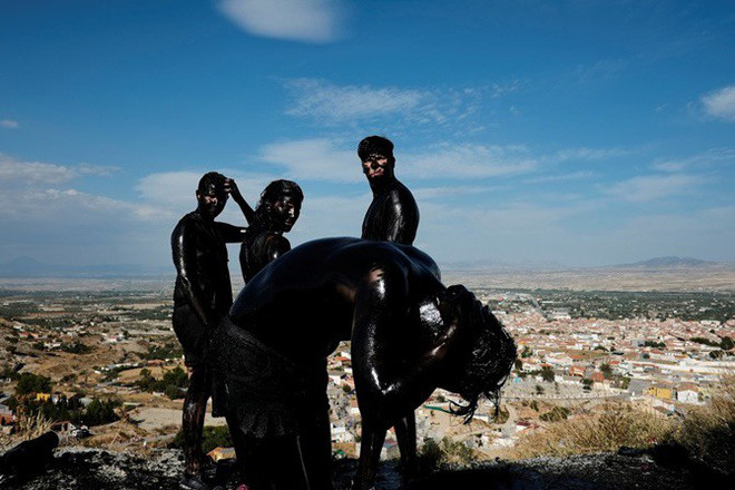 Những người khỏa thân cố gắng tự làm bẩn mình, càng bẩn càng tốt