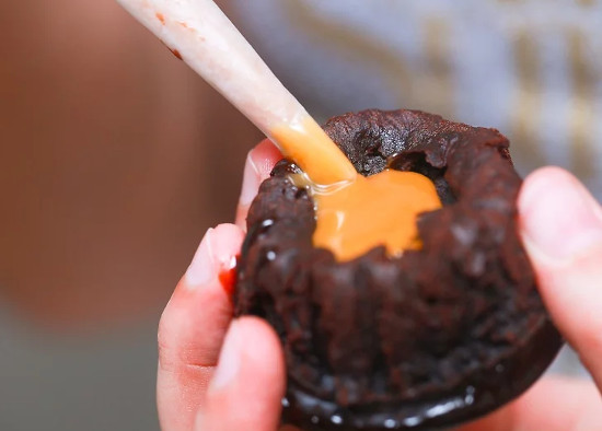 Rạch một khe nhỏ dài khoảng 1,27cm chính giữa đáy mỗi bánh