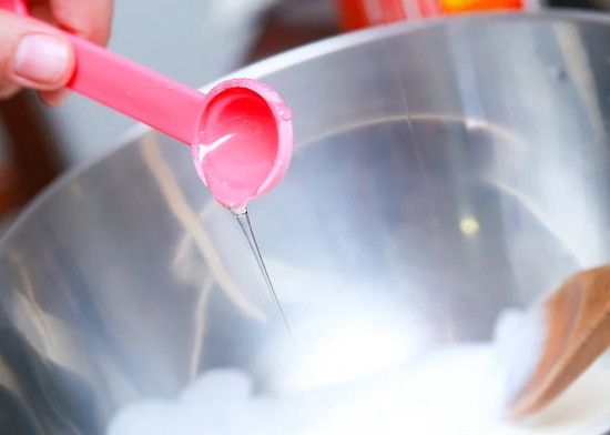 Trộn 2/3 cốc kem đặc và 1 thìa canh si-rô ngô nhạt vào nồi nhỏ