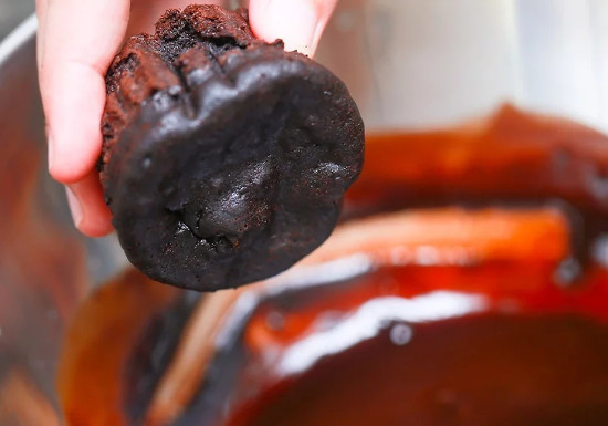 Nhúng đỉnh cupcake vào hỗn hợp sô-cô-la